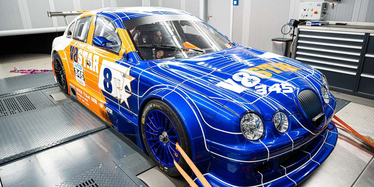 V8 STAR mit frei programmierbarem MoTeC M48 Motorsteuergerät auf dem Allrad-Scheitelrollen-Prüfstand der Herrmann Motorenentwicklung GmbH