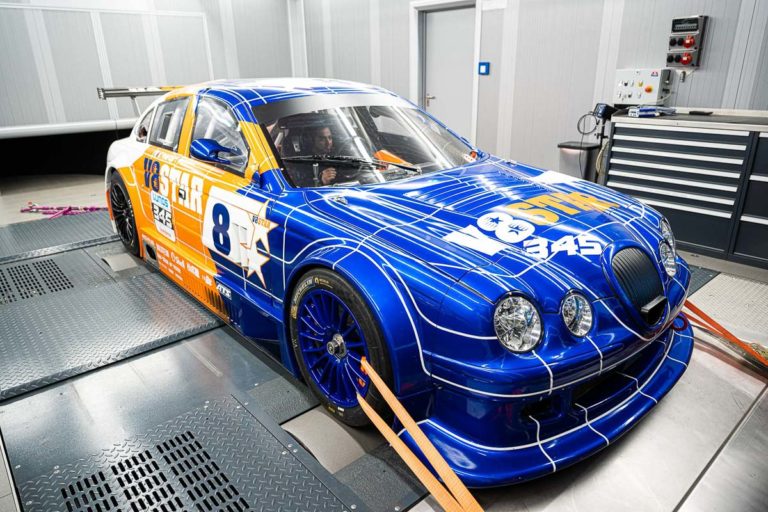 V8 STAR mit frei programmierbarem MoTeC M48 Motorsteuergerät auf dem Allrad-Scheitelrollen-Prüfstand der Herrmann Motorenentwicklung GmbH