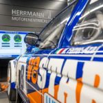 V8 STAR mit frei programmierbarem MoTeC M48 Motorsteuergerät auf dem Allrad-Scheitelrollen-Prüfstand der Herrmann Motorenentwicklung GmbH