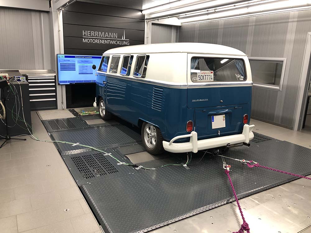 Abstimmung eines neu aufgebauten Motors in einem VW Bus T1 auf dem Allrad-Scheitelrollen-Prüfstand, Herrmann Motorenentwicklung GmbH